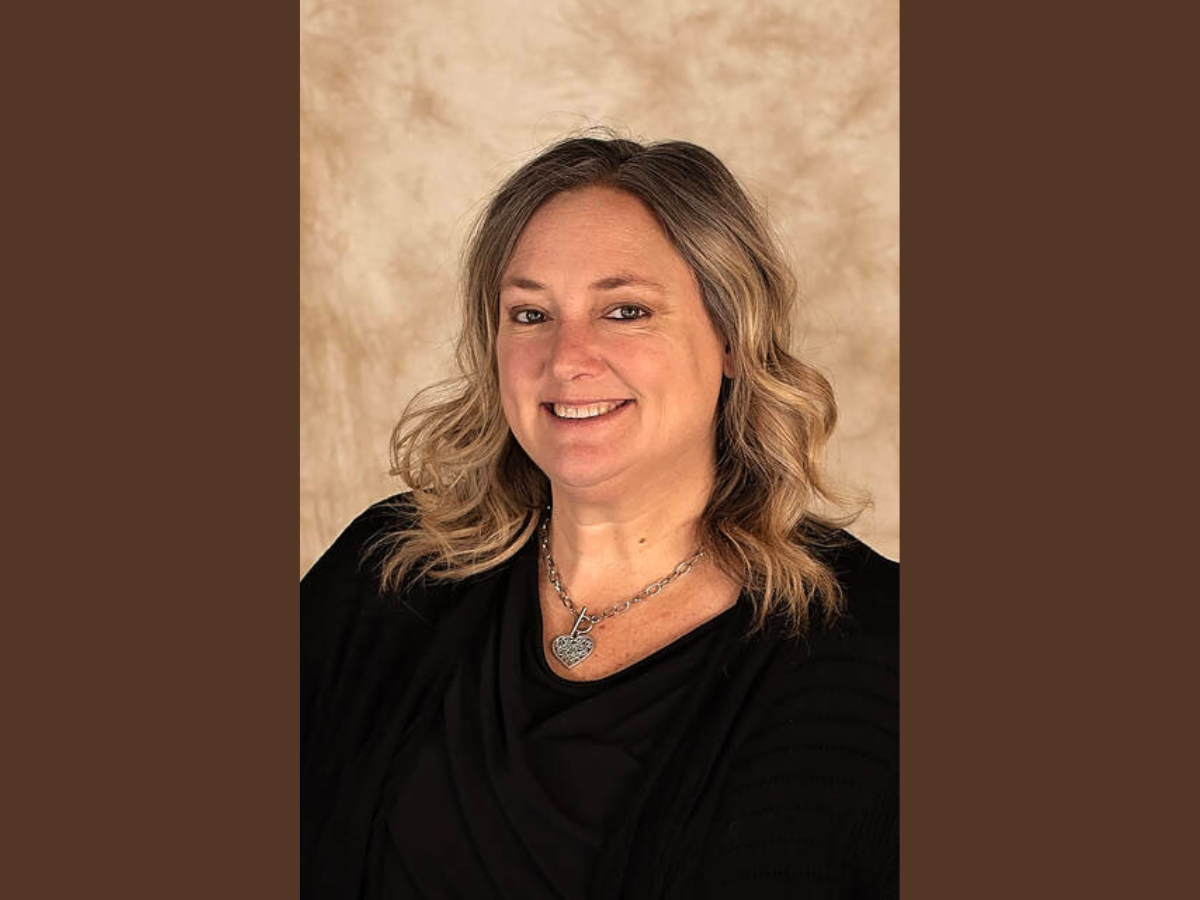 Holly Isaacs headshot